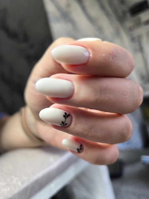 Наращивание ногтей , маникюр , педикюр .