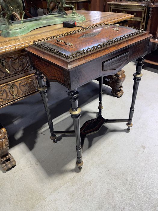 Masa deosebita din lemn, cu intarsii și ornamente bronz, stil Empire