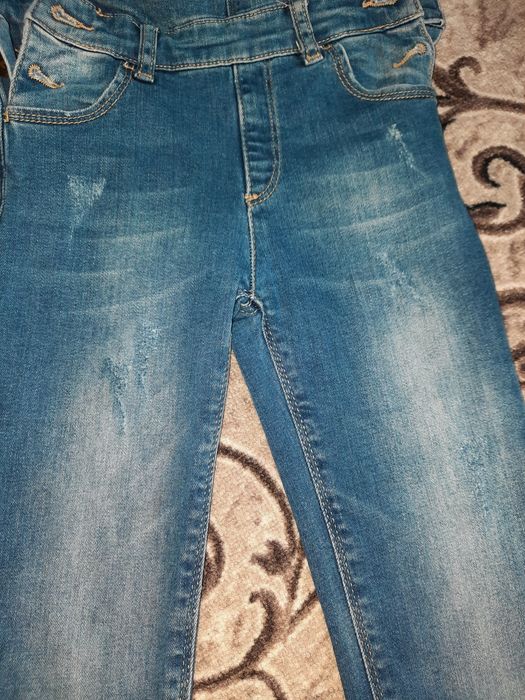 Стильные потёртые джинсы - комбинезон 5-6