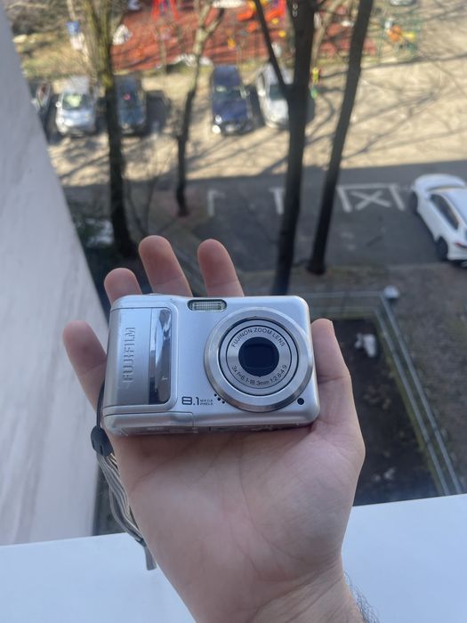 Vând aparat foto compact Fujifilm de 8.1 mp poze/filmare hd