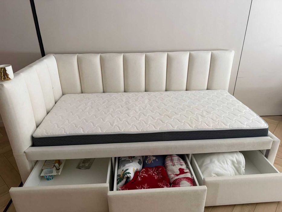 Продам кровать 2 на 1 метр с матрасом