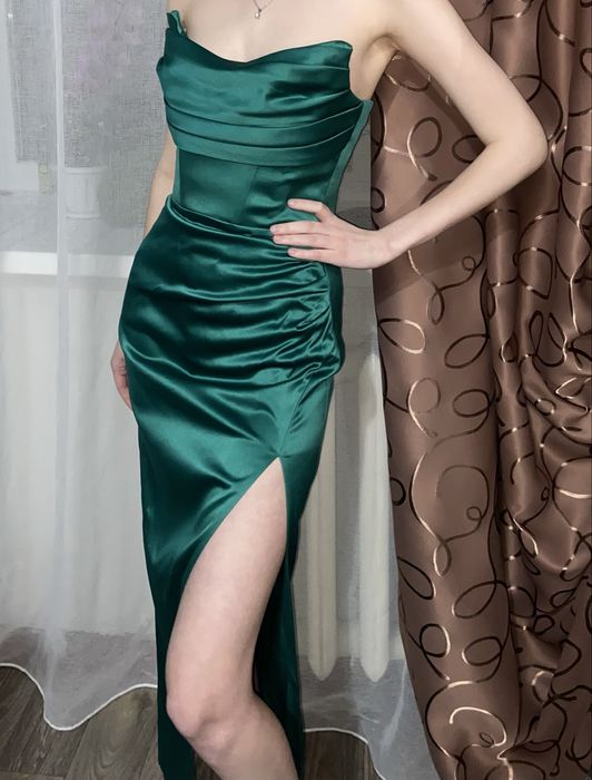 Платье атласное вечернее.