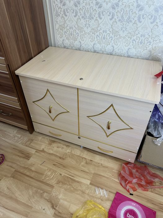 Продам комод, сундук, полочки и стол