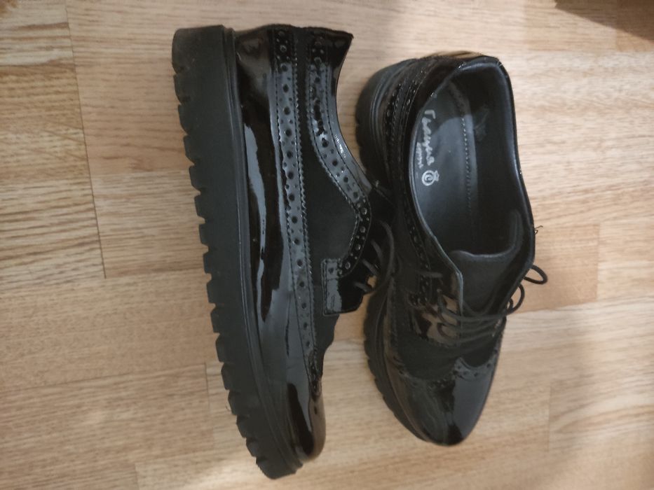 Дамски обувки от черен велур и лак