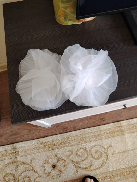 Продам банты белые на резиночках