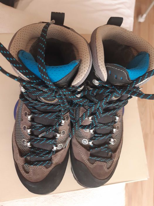 Продавам дамски туристически обувки марка Вestard