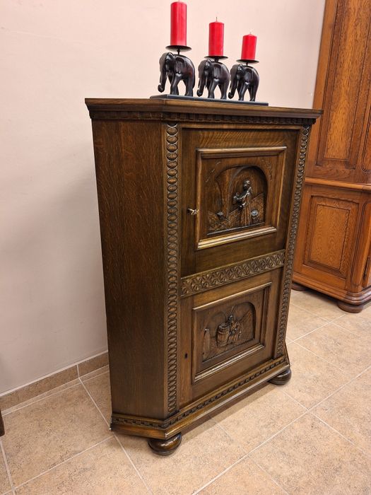 Винтидж ъглов шкаф с богата дърворезба