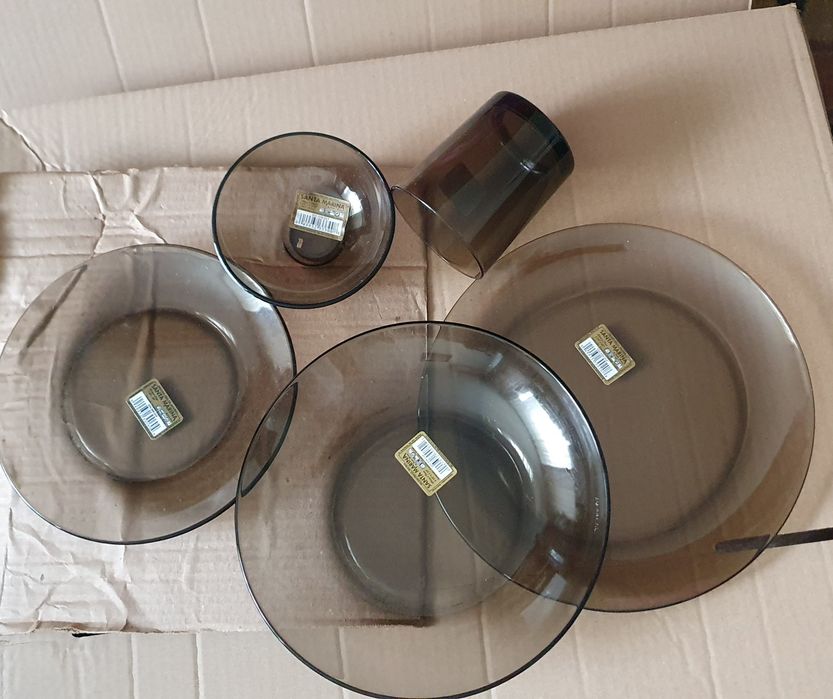 Set de farfurii, pahare si boluri  fumurii