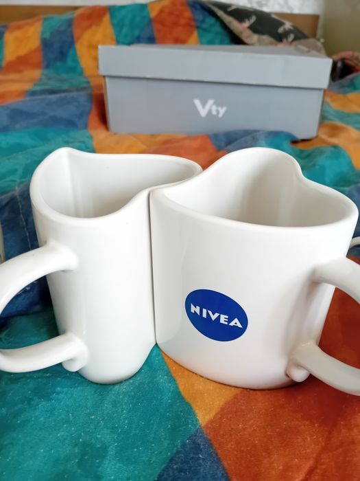 Vand 13 cesti de cafea noi două in forma de inima