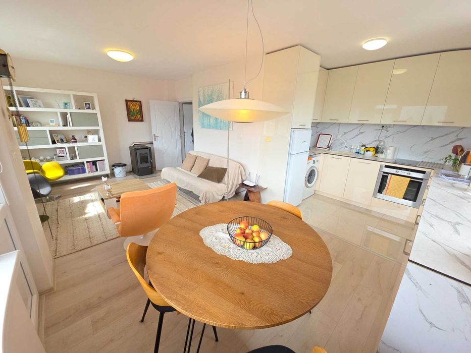 Нов напълно обзаведен 3-стаен апартамент в широк център на Велинград.