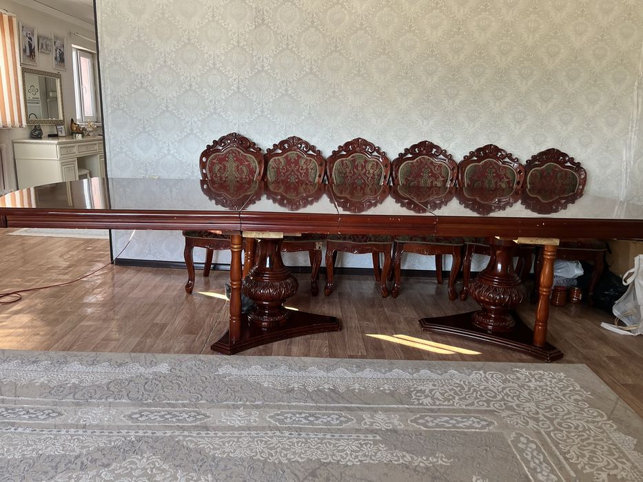 Продам стол и 12 стульев.