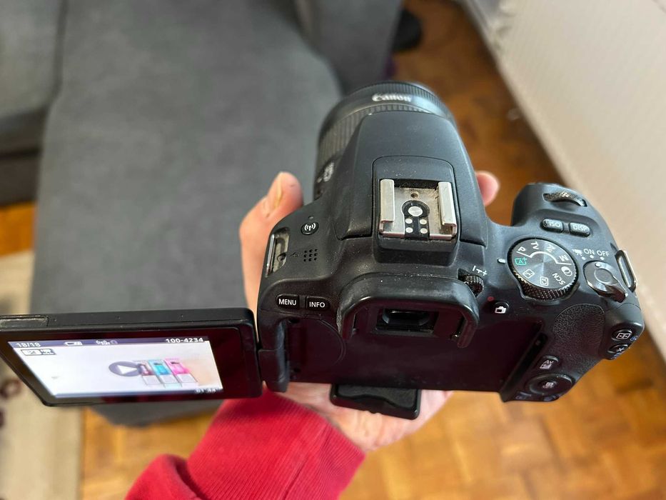 Aparat foto DSLR Canon EOS 200D + stativ + Microfon Rode VideoMicro