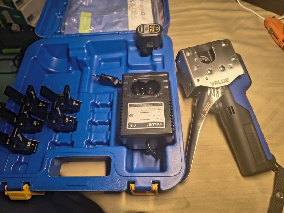 Електрически инструмент за развалцоване Value VET-19LI с куфар