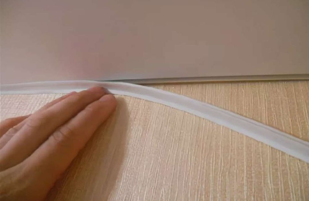 Как снять уплотнитель натяжного потолка Как снять уплотнитель натяжного потолка