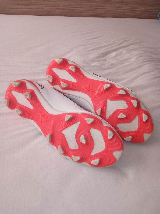 Детски бутонки Адидас Predator номер 37/1/3 като нови.