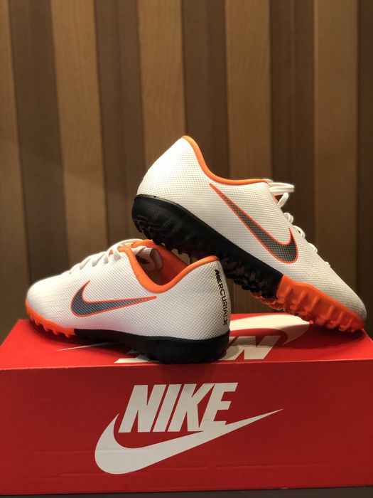 Футбольные кроссовки Nike