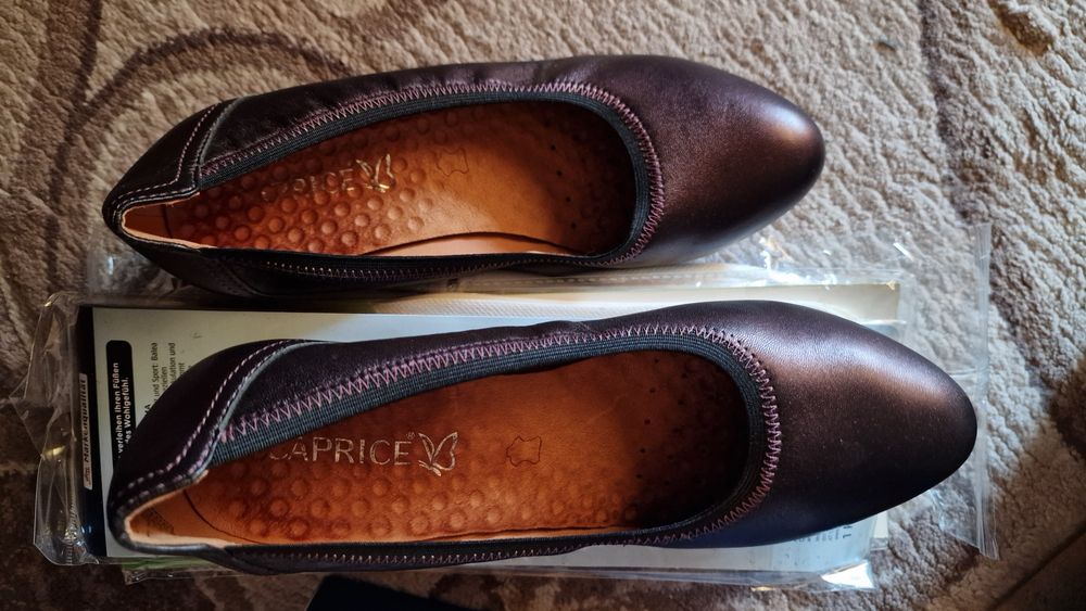 Продавам дамски официални обувки с нисък стабилен ток Caprice