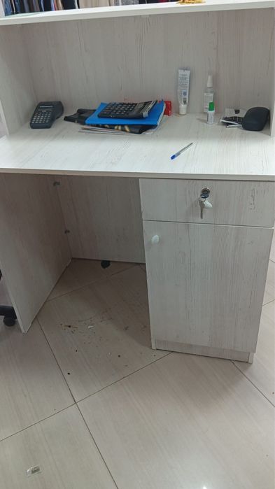 Продам стол ресепшен для бутика