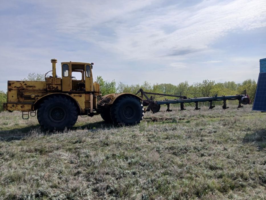 Продам К-700 с плугом и угольником