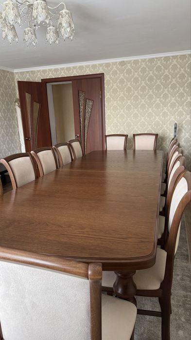 Продается стол и 10 стульев