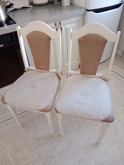 Продам кухонный стол со стульями
