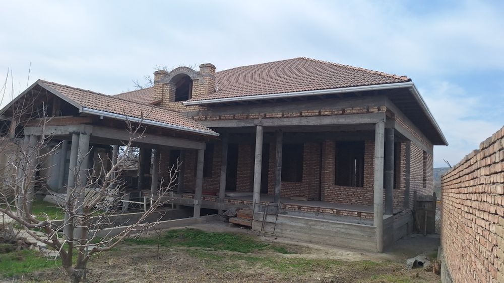 Уй сотилади 21 сотих сой буйида