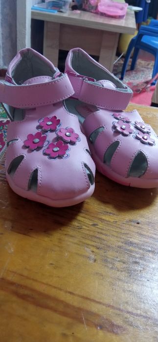 Продам  новые сандали на девочку