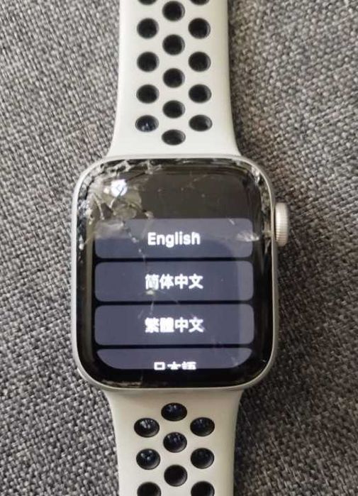 Apple Watch Series 2 използван със счупен екран и спортна каишка.