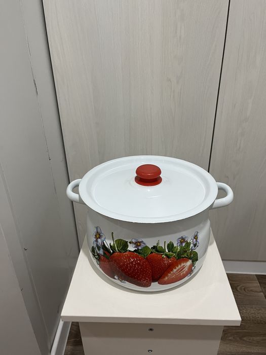 Две Новые кастрюли, как покупали так и стоить.