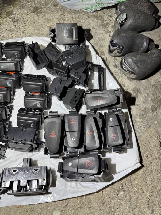 Vand butoanet avarii/pilot/eco/parcare etc Logan/Mcv/Duster/Sandero/