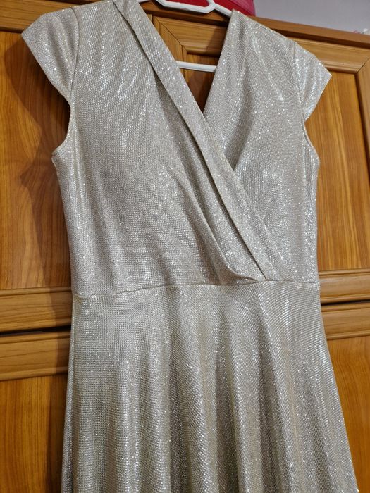 Vând rochie superbă.
