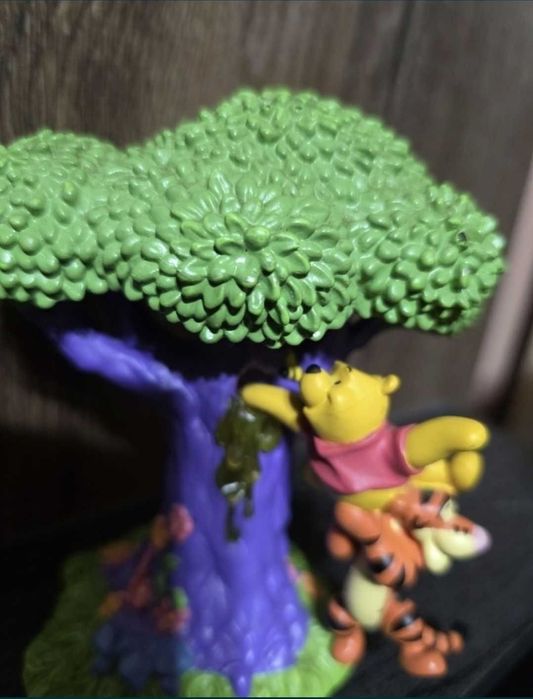Winnie the Pooh & Tigger in the honey tree
