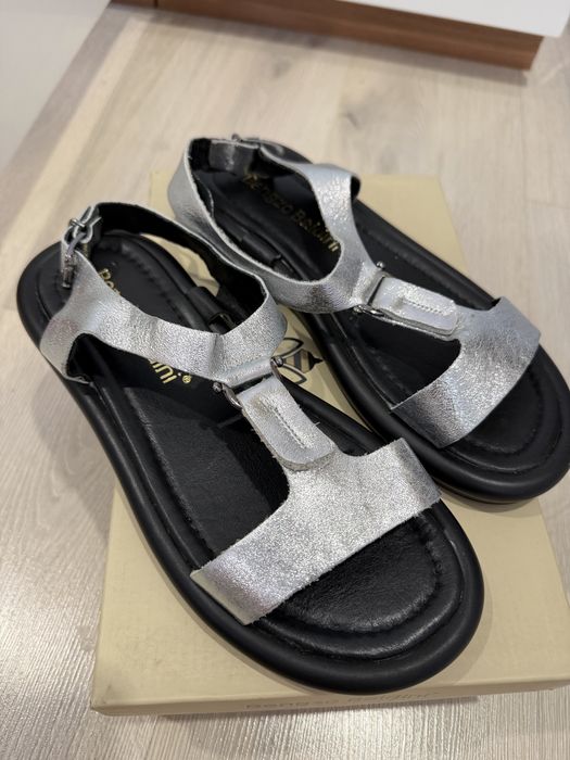 Продам сандали женские
