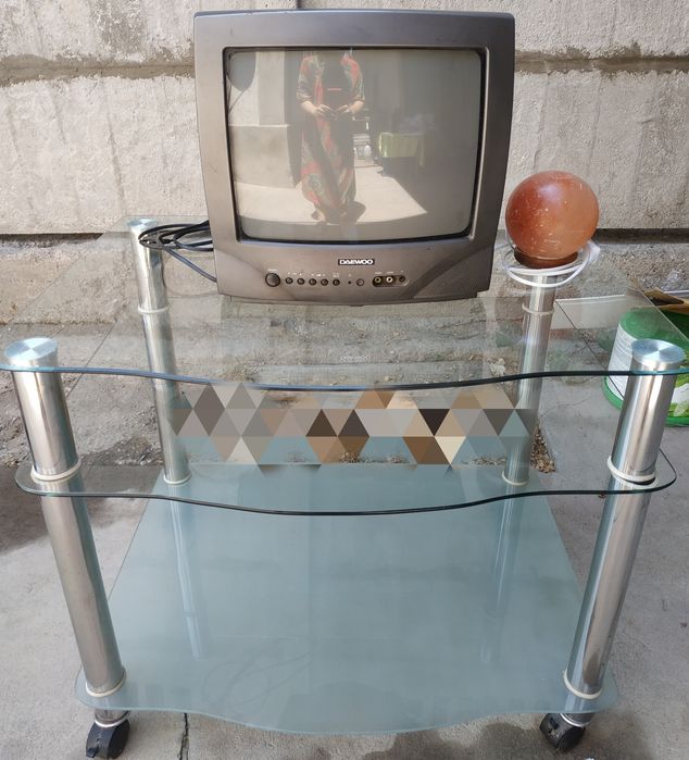 Стол с телевизором