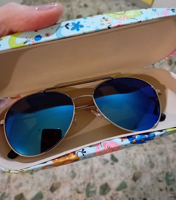 Детски слънчеви очила с твърд калъф