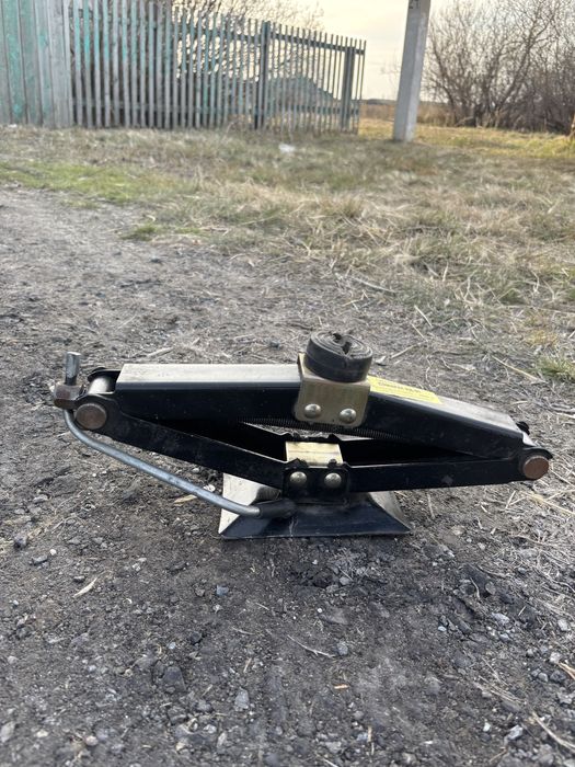Продам автомобильный домкрат