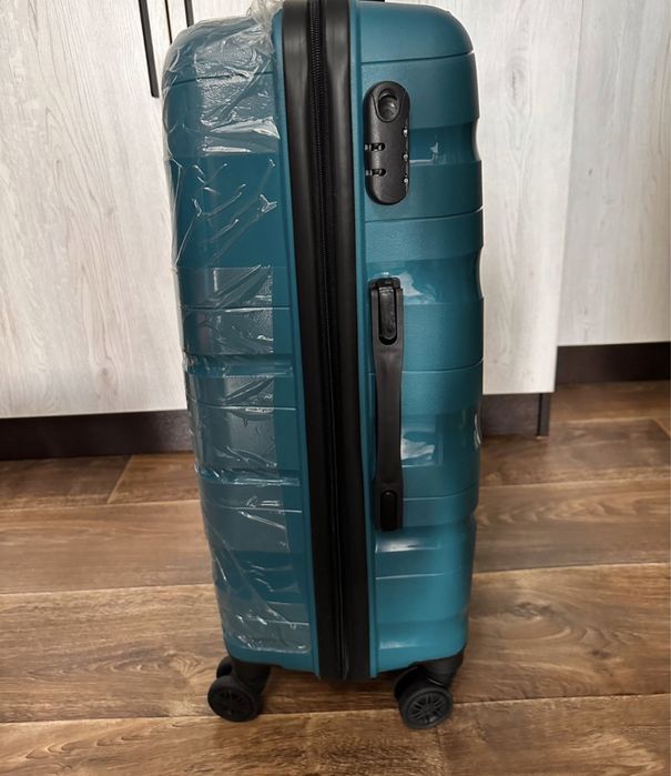 Чемодан (новый, средний)