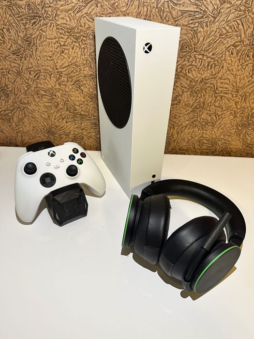 Продавам Xbox Series S и Microsoft Xbox Wireless Headset