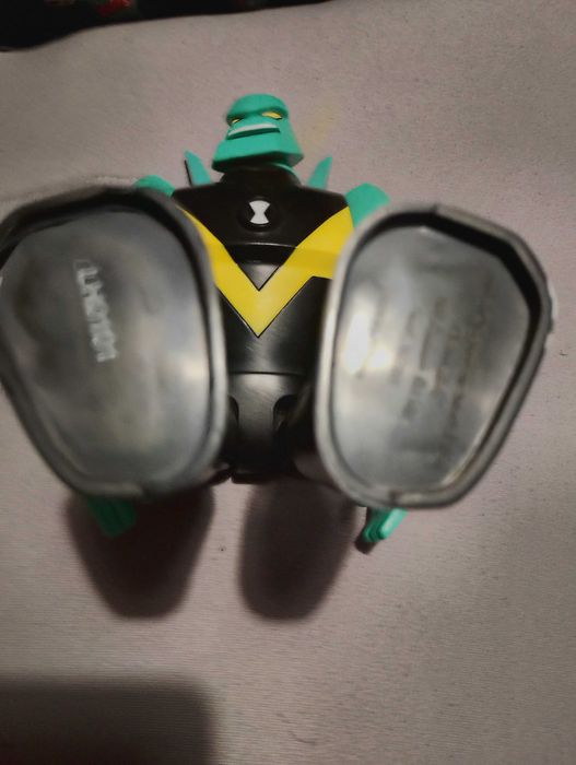 Фигурка на Ben 10 с подарък