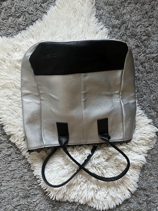 Дамска чанта в сребрист и черен цвят