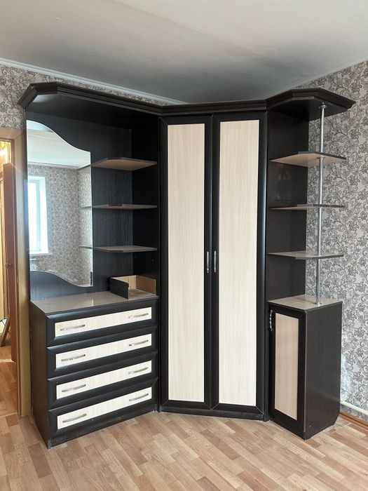 Продам угловой шкаф