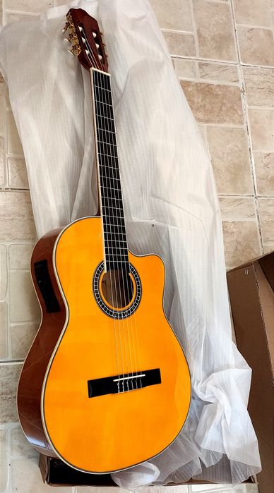 Электро-классическая гитара.