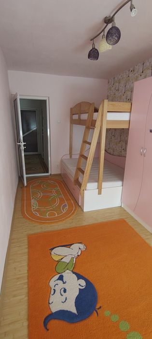 Închiriez apartament central cu 3 camere.