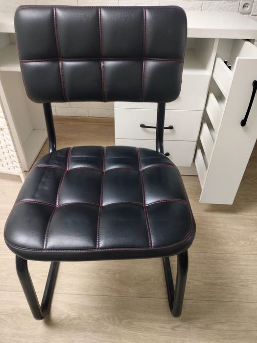 Маникюрный стол, ширма,стулия.