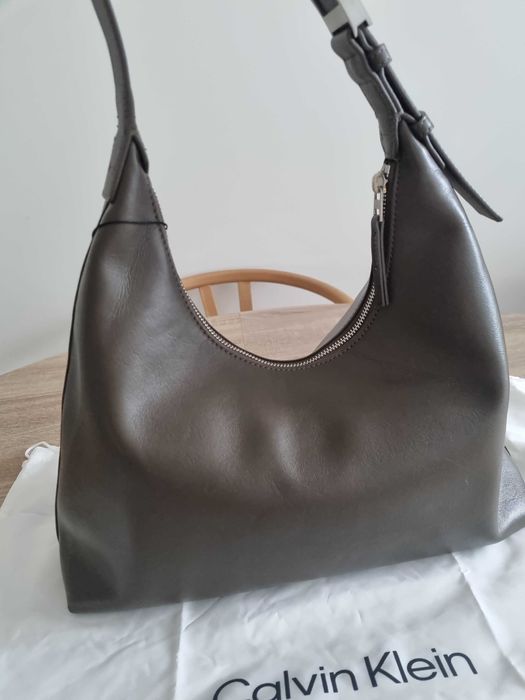 оригинална чанта Calvin Klein Hardware Strap Hobo