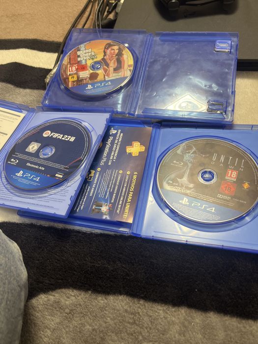 Ps 4 slim 3 jocuri functionabile maneta functionabila cablul  este fisurat dar este functionabil ,folosit doar un an,merge perfect,are fc25 instalat.