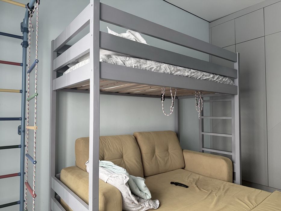 Двухярусная кровать из дерева