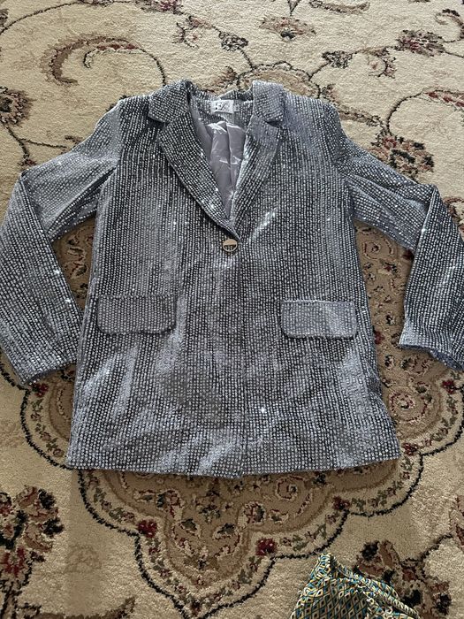 Жылтыр костьюм сатылады