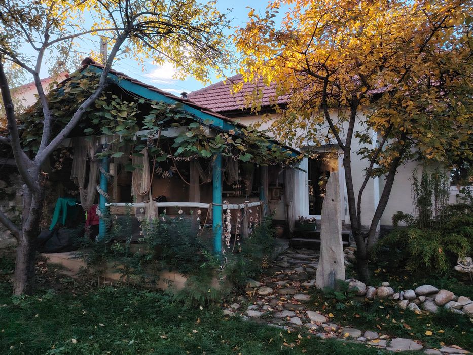 Case, camping și 1 hectar de teren la întrarea în parcul național Rete