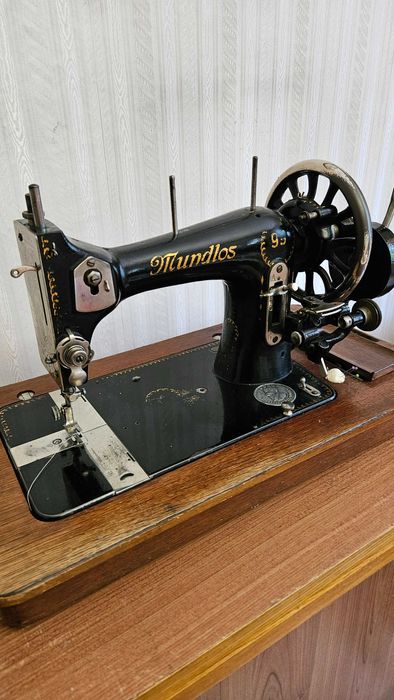 Продавам немска шевна машина MUNDLOS от 1920 година